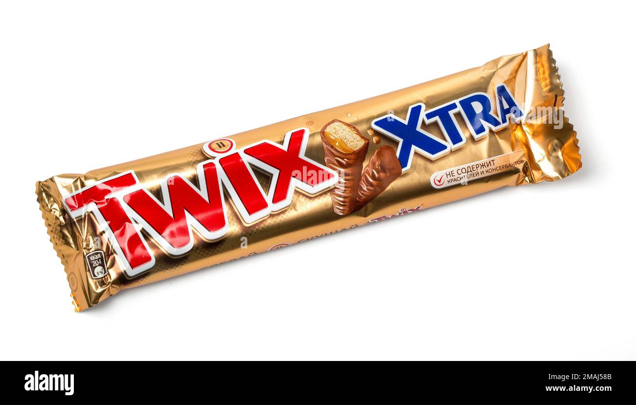 Chisinau, Moldawien - 12. November 2015: Twix-Umhüllung auf weiß isoliert. Twix ist ein Schokoladenriegel von Mars, Inc., der aus Keksen besteht, die mit aufgetragen werden Stockfoto