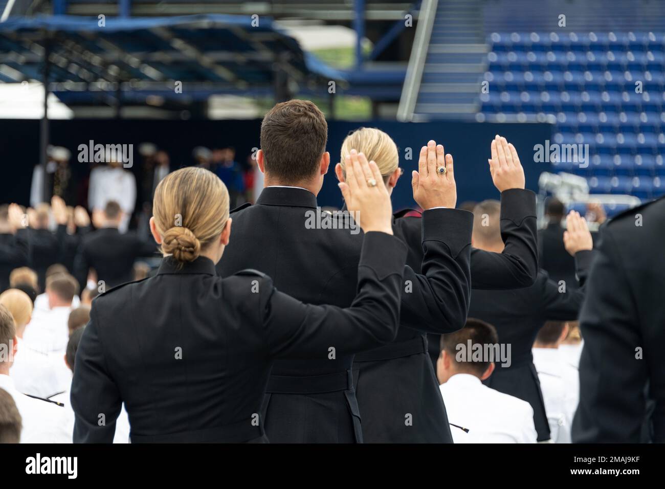 ANNAPOLIS, Md (27. Mai 2022) USA Marineakademie-Klasse von 2022 Seeschifffahrtsleuten steht auf und leistet den Amtseid, während ihrer Abschlussfeier und Kommissionierungszeremonie im Navy-Marine Corps Memorial Stadium zum zweiten Leutnant des Marine Corps zu werden. Die Klasse der 2022 schloss 1.100 Fähnrich ab und wurde von Präsident Joseph R. Biden Jr. Stockfoto