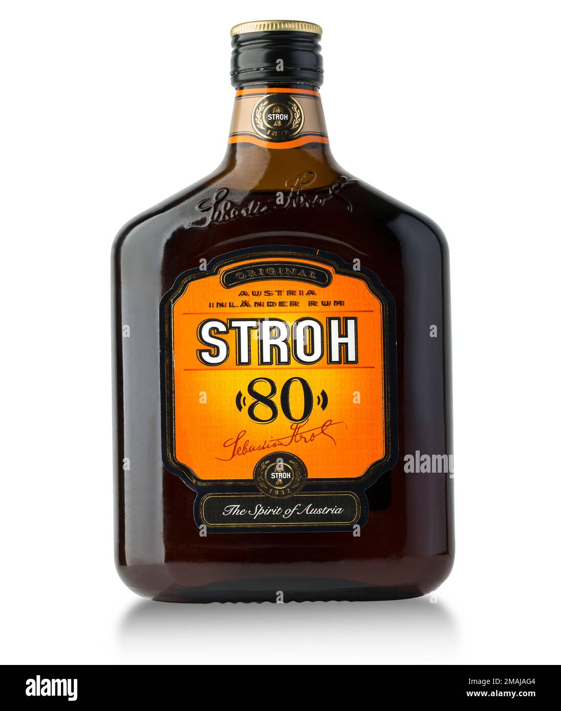 CHISINAU, MOLDAWIEN, 25. februar 2016;Stroh Rum-Flasche auf weiß.Stroh ist eine destillierte Mischung aus Kräutern und Früchten mit einer kräftigen Stärke von 80 % al Stockfoto