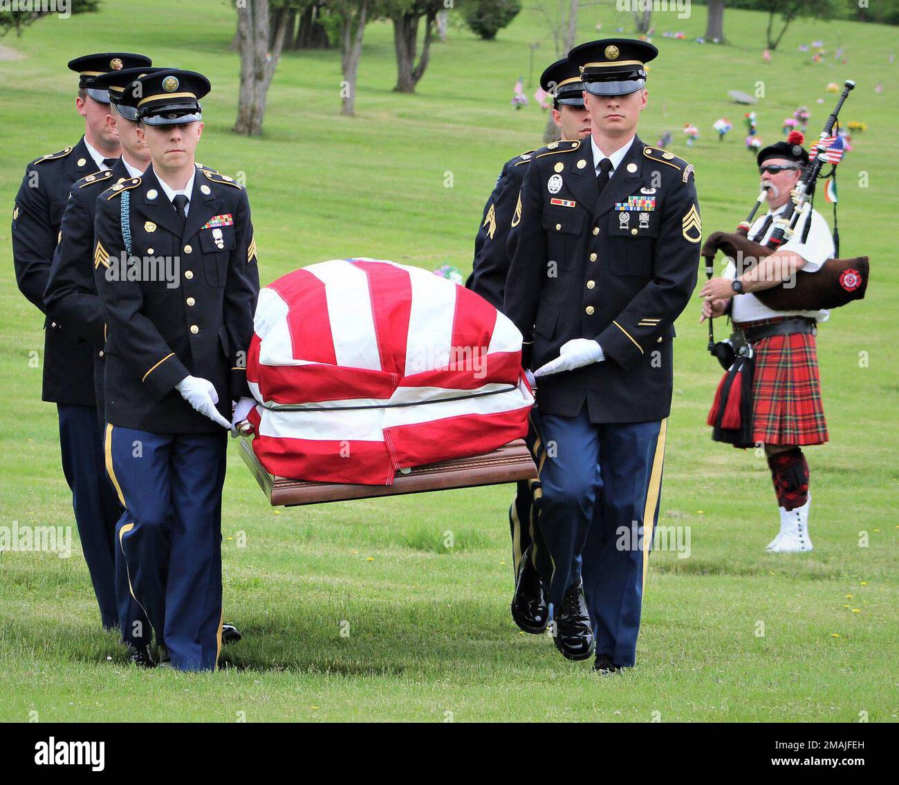 Soldaten der New York Army National Guard tragen die Überreste des Korean war MIA CPL. Robert Charles Agard Jr. bei einer Beerdigung am 27. Mai 2022 auf dem Forest Lawn Memorial Park Cemetary in Elmira, New York. Eine Ehrengarde der Nationalgarde der New York Army wird am Mittwoch, den 19. Oktober, auf dem Nationalfriedhof von Gerald B. H. Solomon Saratoga Militärdienst bei einer Gedenkfeier für den Soldaten des Unabhängigkeitskriegs Oliver Barrett leisten. (USA Geburtsdatum: 21.7.1956 Stockfoto