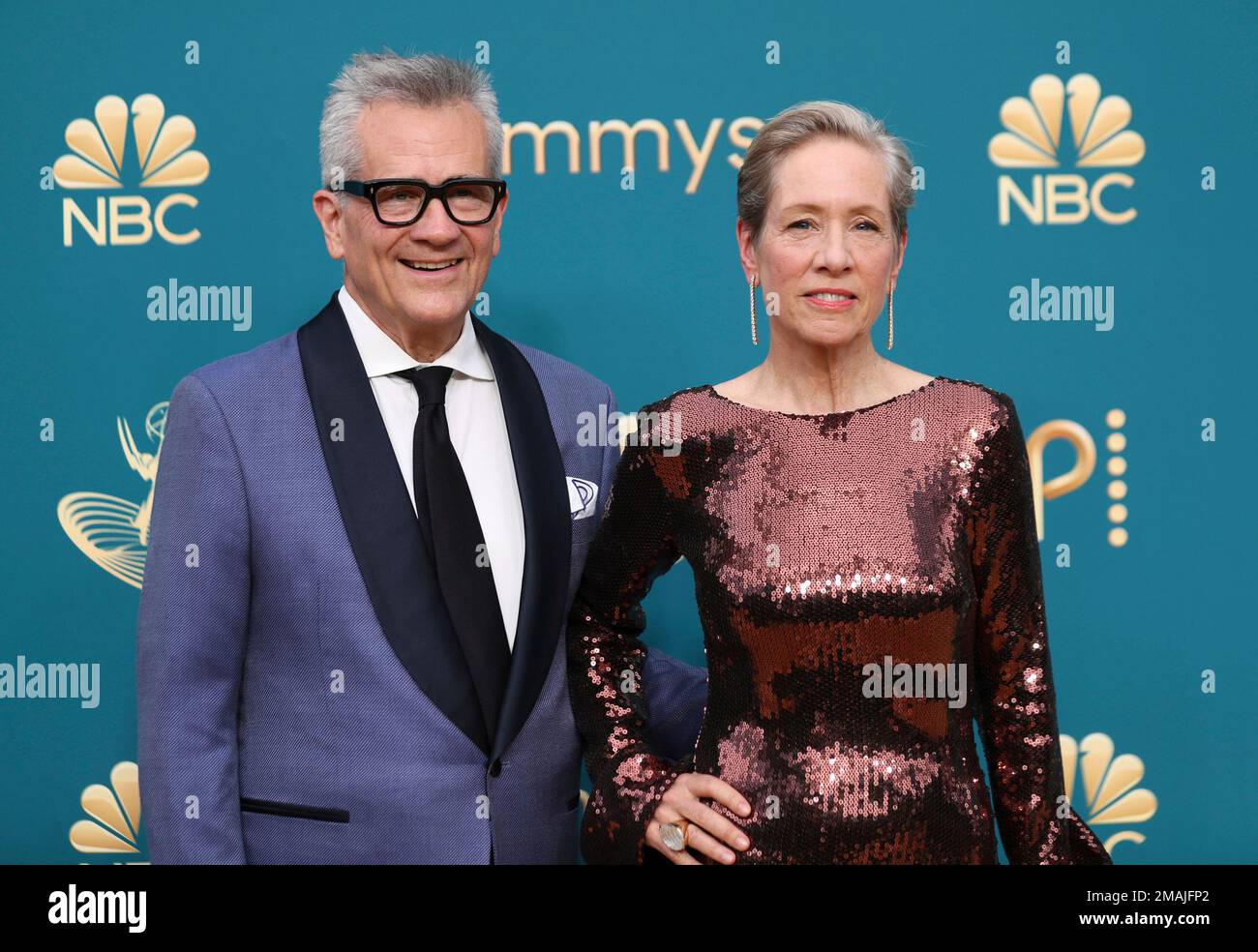 Bruce Cormick, left, and Betsy Beers arrive at the 74th Emmy Awards on Monday, Sept. 12, 2022 at the Microsoft Theater in Los Angeles. (Photo by Danny Moloshok/Invision for the Television Academy/AP Images) Stockfoto