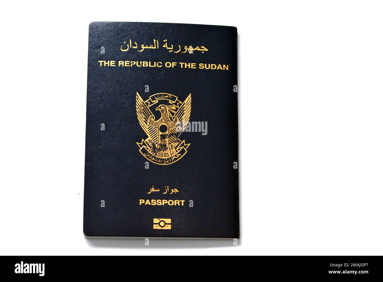 Reisepass der Republik Sudan mit einem vergoldeten Falken in der Mitte der vorderen Abdeckung, selektiver Fokus der sudanesischen Passidentität der Verwendung im Nordsudan Stockfoto