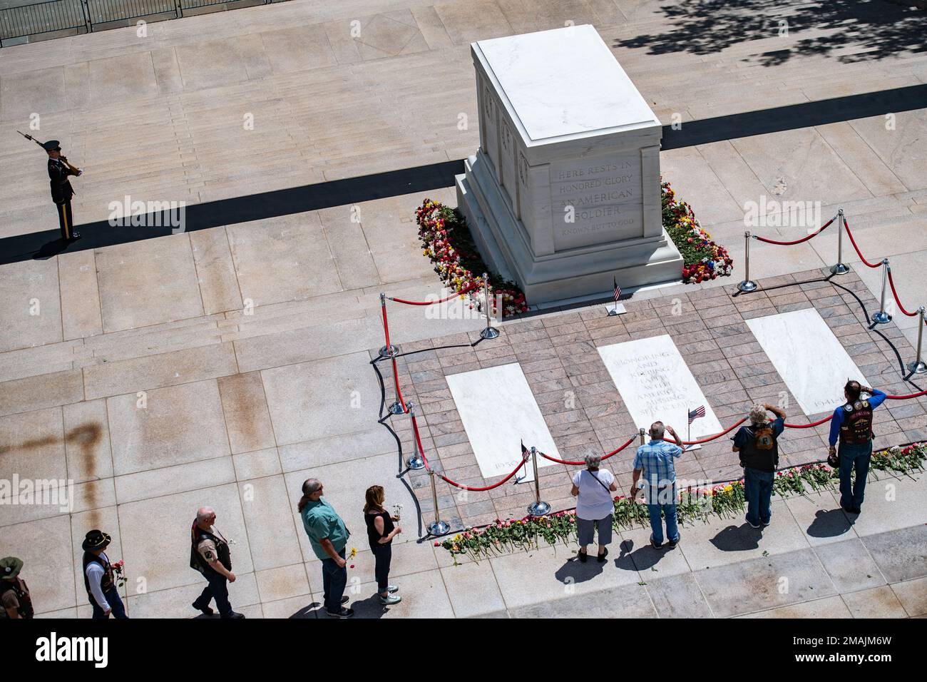 Besucher nehmen am ersten Tag der Blumen der Erinnerung am Grab des unbekannten Soldaten auf dem Nationalfriedhof Arlington, Arlington, Virginia, am 28. Mai 2022 Teil. Besucher erhielten die Gelegenheit, den platz zu überqueren und eine Blume vor das Grab des unbekannten Soldaten zu stellen. Dieses Ereignis ist eine Hommage an den ersten offiziellen Dekorationstag, heute bekannt als Memorial Day, der ursprünglich 1868 auf dem Friedhof stattfand, als eine Möglichkeit, die Opfer derer zu ehren, die im Bürgerkrieg kämpften und starben. Stockfoto