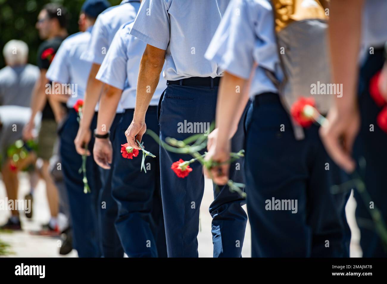 Besucher nehmen am ersten Tag der Blumen der Erinnerung am Grab des unbekannten Soldaten auf dem Nationalfriedhof Arlington, Arlington, Virginia, am 28. Mai 2022 Teil. Besucher erhielten die Gelegenheit, den platz zu überqueren und eine Blume vor das Grab des unbekannten Soldaten zu stellen. Dieses Ereignis ist eine Hommage an den ersten offiziellen Dekorationstag, heute bekannt als Memorial Day, der ursprünglich 1868 auf dem Friedhof stattfand, als eine Möglichkeit, die Opfer derer zu ehren, die im Bürgerkrieg kämpften und starben. Stockfoto