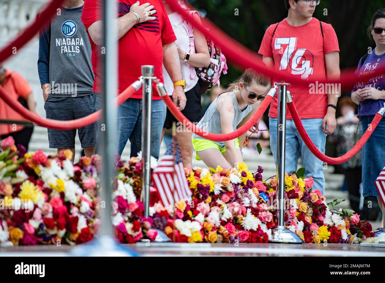 Besucher nehmen am ersten Tag der Blumen der Erinnerung am Grab des unbekannten Soldaten auf dem Nationalfriedhof Arlington, Arlington, Virginia, am 28. Mai 2022 Teil. Besucher erhielten die Gelegenheit, den platz zu überqueren und eine Blume vor das Grab des unbekannten Soldaten zu stellen. Dieses Ereignis ist eine Hommage an den ersten offiziellen Dekorationstag, heute bekannt als Memorial Day, der ursprünglich 1868 auf dem Friedhof stattfand, als eine Möglichkeit, die Opfer derer zu ehren, die im Bürgerkrieg kämpften und starben. Stockfoto