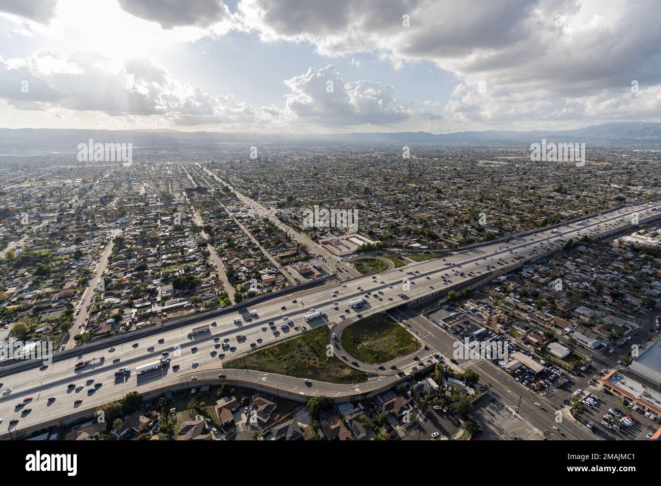 Luftaufnahme des Interstate 5 Freeway an der Osbourne Street im Stadtviertel Arleta im San Fernando Valley in Los Angeles, Kalifornien. Stockfoto