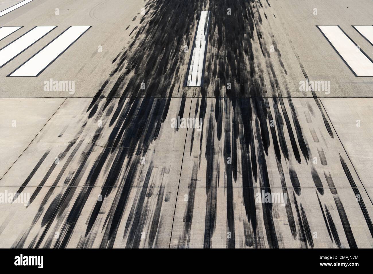 Pilotensicht von Gleisspuren der Jet-Airline auf der Start- und Landebahn des Flughafens. Stockfoto