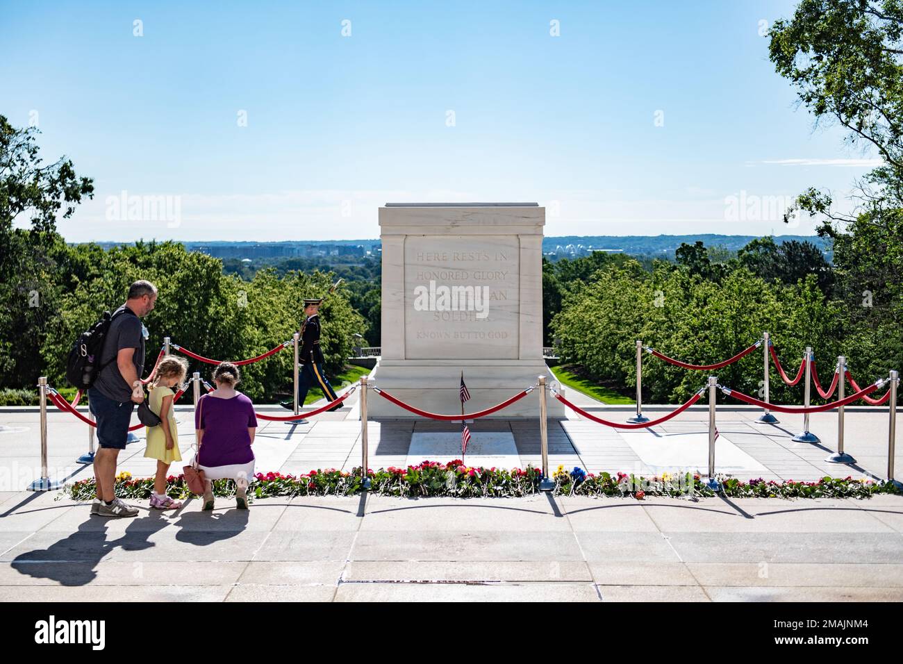 Besucher nehmen am ersten Tag der Blumen der Erinnerung am Grab des unbekannten Soldaten auf dem Nationalfriedhof Arlington, Arlington, Virginia, am 28. Mai 2022 Teil. Besucher erhielten die Gelegenheit, den platz zu überqueren und eine Blume vor das Grab des unbekannten Soldaten zu stellen. Dieses Ereignis ist eine Hommage an den ersten offiziellen Dekorationstag, heute bekannt als Memorial Day, der ursprünglich 1868 auf dem Friedhof stattfand, als eine Möglichkeit, die Opfer derer zu ehren, die im Bürgerkrieg kämpften und starben. Stockfoto