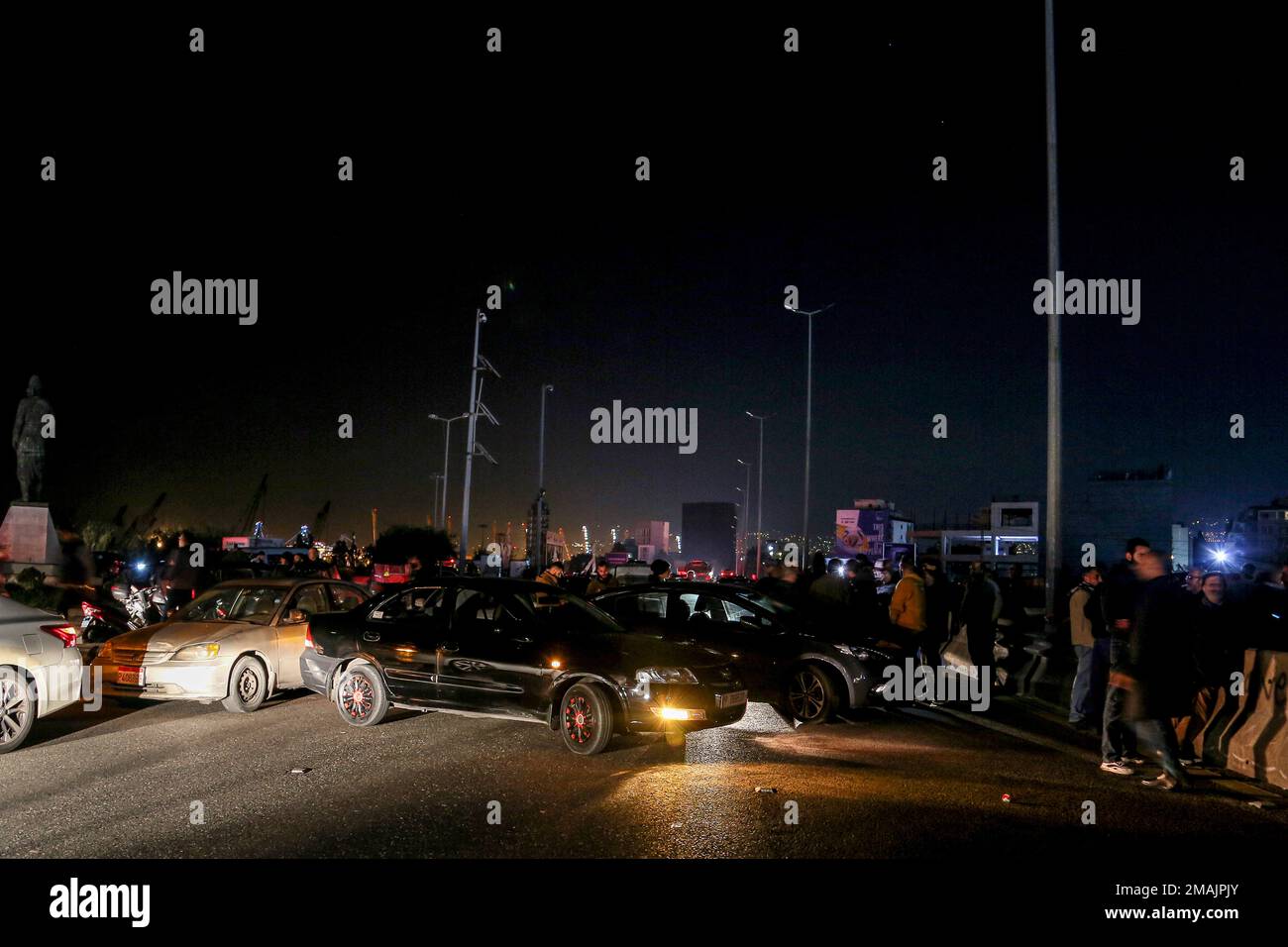 Beirut, Libanon. 19. Januar 2023. Autos von Aktivisten und Taxifahrern blockieren eine Hauptstraße, um gegen den Absturz des libanesischen Pfund in den US-Dollar zu protestieren. Kredit: Marwan Naamani/dpa/Alamy Live News Stockfoto