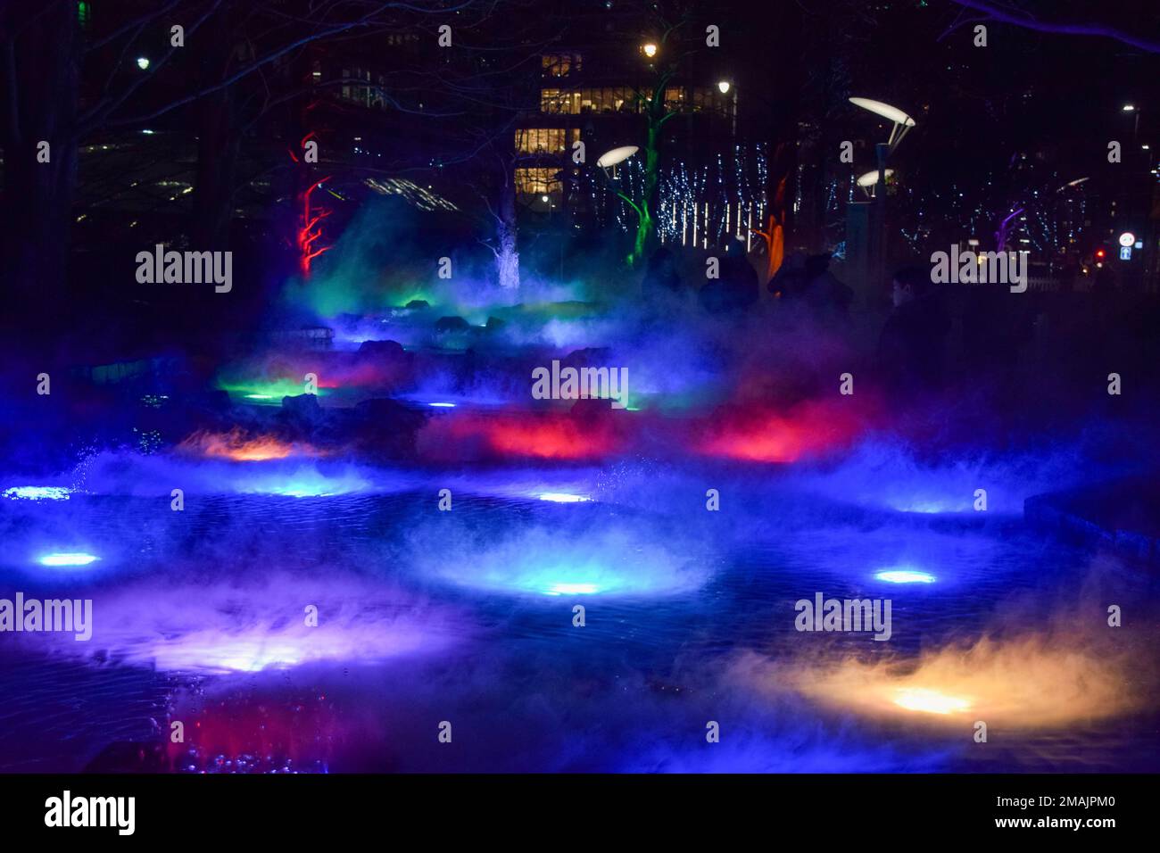 London, England, Großbritannien. 18. Januar 2023. Ein Wasserspiel im Jubilee Park, Canary Wharf, auf dem diesjährigen Winter Lights Festival, das einen Pfad mit 22 immersiven Lichtinstallationen bietet. (Kreditbild: © Vuk Valcic/ZUMA Press Wire) NUR REDAKTIONELLE VERWENDUNG! Nicht für den kommerziellen GEBRAUCH! Stockfoto