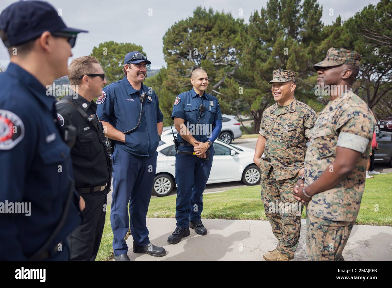 USA Marines, die der 15. Marine Expeditionary Unit zugeteilt sind, Task Force Los Angeles, sprechen mit Ersthelfern der Torrance Fire Emergency Medical Services im Green Hills Memorial Park in Rancho Palos Verdes, Kalifornien, während der Los Angeles Fleet Week, 28. Mai 2022. Der Zweck der Flottenwoche besteht darin, die Fähigkeiten des Navy-Marine-Corps-Teams zu demonstrieren und der Gemeinde mit Veranstaltungen, statischen Darstellungen und persönlichen Interaktionen zwischen den Mitgliedern des Militärs und der Öffentlichkeit etwas zurückzugeben. Stockfoto