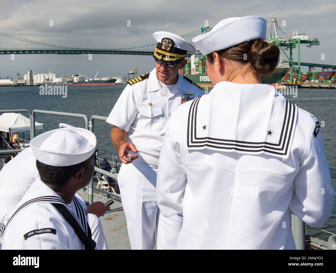 LOS ANGELES (28. Mai 2022) Captain Aaron Taylor, Center, befehlshabender Offizier des Amphibienschiffes USS Essex (LHD 2), spricht während der Los Angeles Fleet Week mit Matrosen, die dem Amphibienschiff USS Portland (LPD 27) der San Antonio-Klasse zugewiesen wurden, im Surface Navy Association Social an Bord des Schlachtschiff Iowa Museum, 28. Mai 2022. Die Los Angeles Fleet Week ist eine Gelegenheit für die amerikanische Öffentlichkeit, ihre Navy-, Marine Corps- und Küstenwacheteams zu treffen und Amerikas Seeservice zu erleben. Während der Flottenwoche nehmen Mitglieder des Dienstes an verschiedenen gemeinnützigen Veranstaltungen Teil und präsentieren Capabil Stockfoto