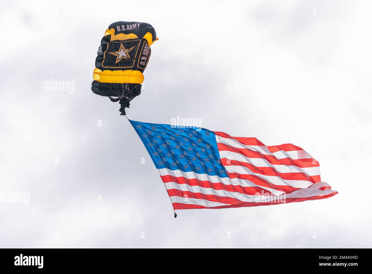 Sgt. 1. Klasse Ryan O'Rourke vom Golden Knights Black Demonstrationsteam fliegt während der Nationalhymne auf der Bethpage Airshow am 28. Mai 2022 unter der amerikanischen Flagge. Stockfoto