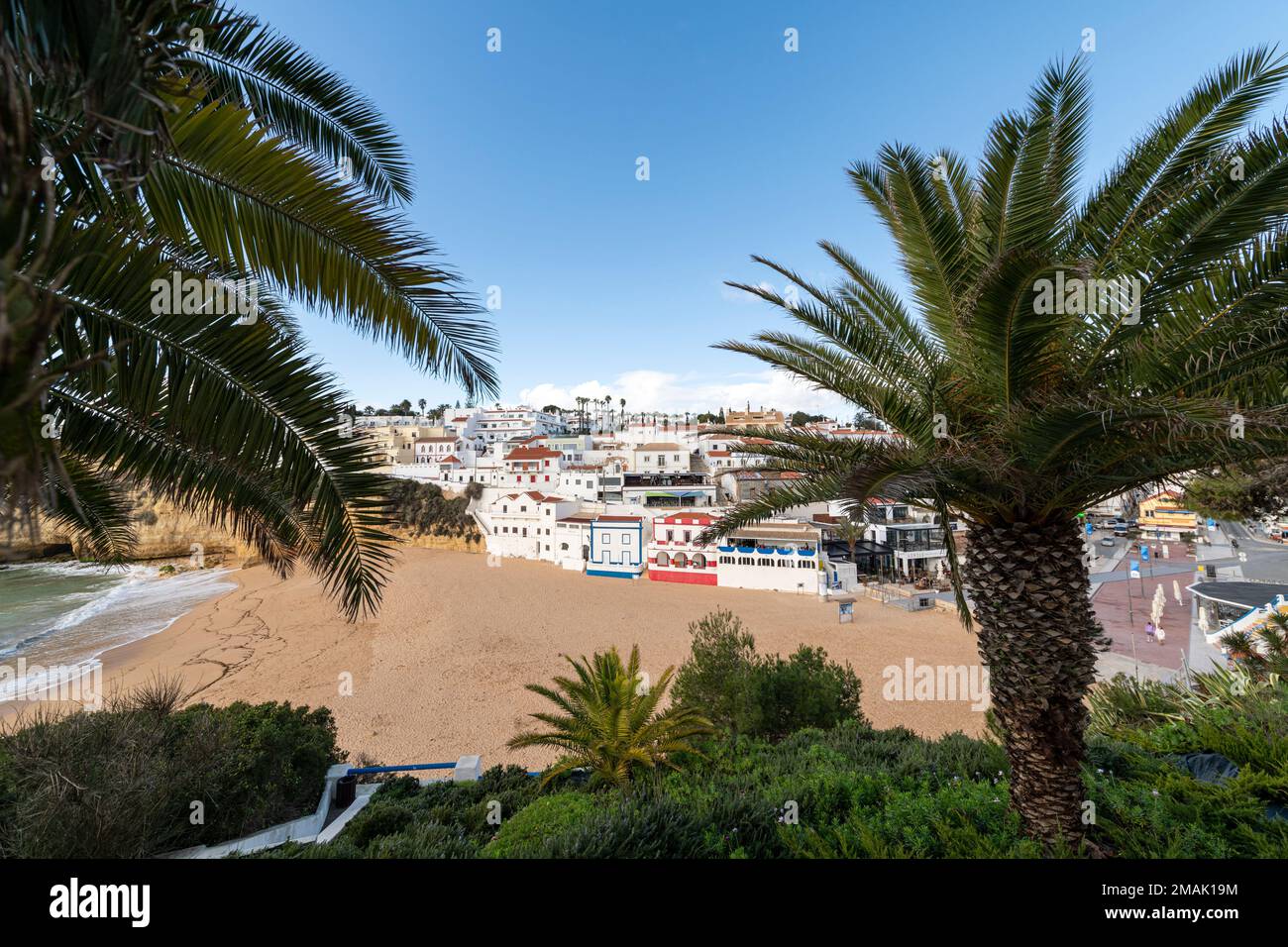 Blick auf den Strand in der Stadt Carvoeiro mit farbenfrohen Häusern an der Küste Portugals. Das Dorf Carvoeiro an der Algarve Portugal. Stockfoto