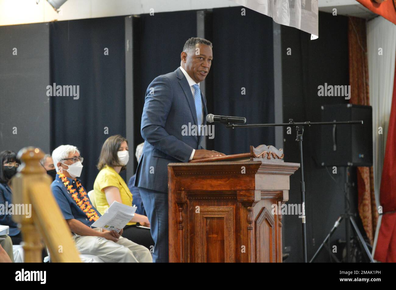 Der ehrenwerte Craig Crenshaw, Minister für Veteranen und Verteidigungsangelegenheiten des Commonwealth of Virginia, gibt einige Bemerkungen während der Enthüllung und Hingabe eines Virginia Historical Marker zu Ehren philippinischer Matrosen in den USA Navy am 28. Mai 2022. Die Veranstaltung fand im Philippine Cultural Center of Virginia in Virginia Beach, Virginia, statt. Stockfoto