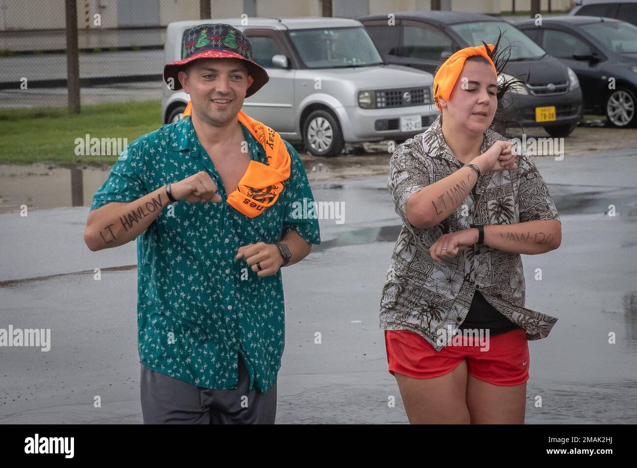 USA Marinekorps Staff Sergeant Jeffery Hannon-Brooks, Left, mit Marine Medium Tilt-Rotor Staffel 262, zeigt seine Unterstützung neben Staff Sophia Gatto mit Medium Tilt-Rotor Staffel 265, während des Memorial Day 5k Fun Run Run in Gunner's Gym, Camp Foster, Okinawa, Japan, am 28. Mai, 2022. Der „Memorial Day 5k Fun Run“ ist eine jährliche Veranstaltung, die von Marine Corps Community Services zu Ehren gefallener US-Mitglieder in Ausübung ihres Dienstes abgehalten wird. Stockfoto