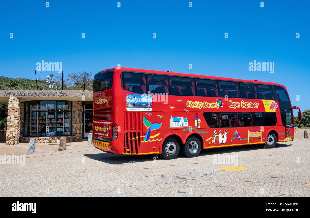 Doppeldeckerbus mit offenem Oberdeck, der Touristen zu den wichtigsten Sehenswürdigkeiten bringt. Cape Point. Westkap, Südafrika. Stockfoto