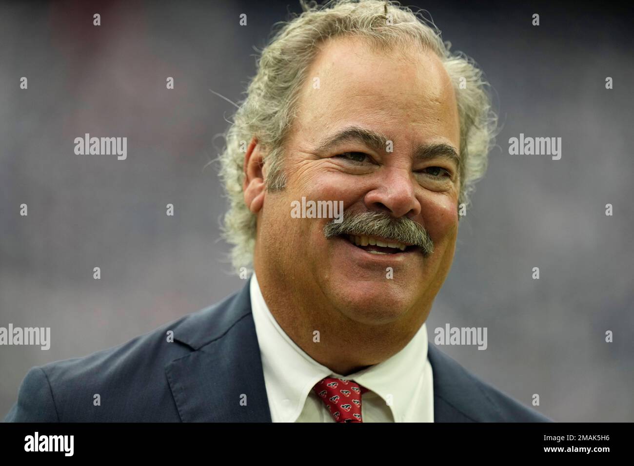 Houston Texans owner Cal McNair watches warmups prior to an NFL football game Sunday, Sept. 11, 2022, in Houston. (AP Photo/Eric Christian Smith) Stockfoto