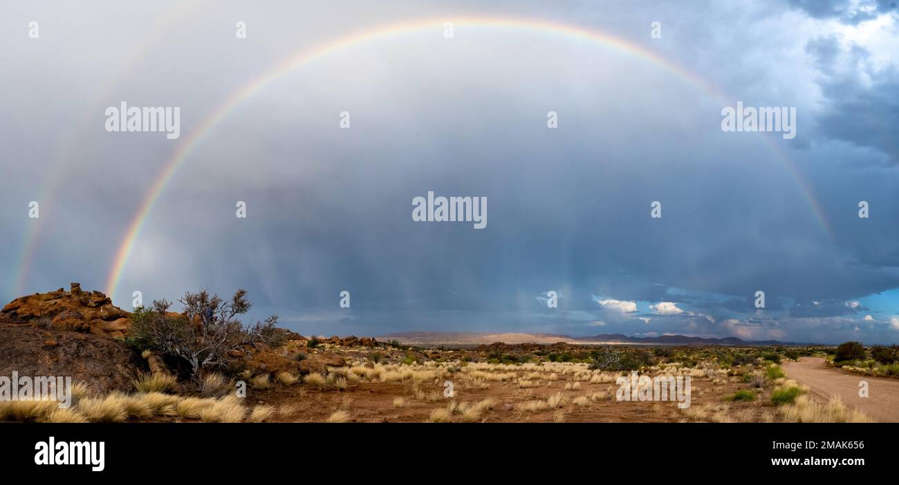 Ein kompletter doppelter Regenbogen unter Sturmwolken. Augrabies Falls-Nationalpark. Nordkap, Südafrika. Stockfoto