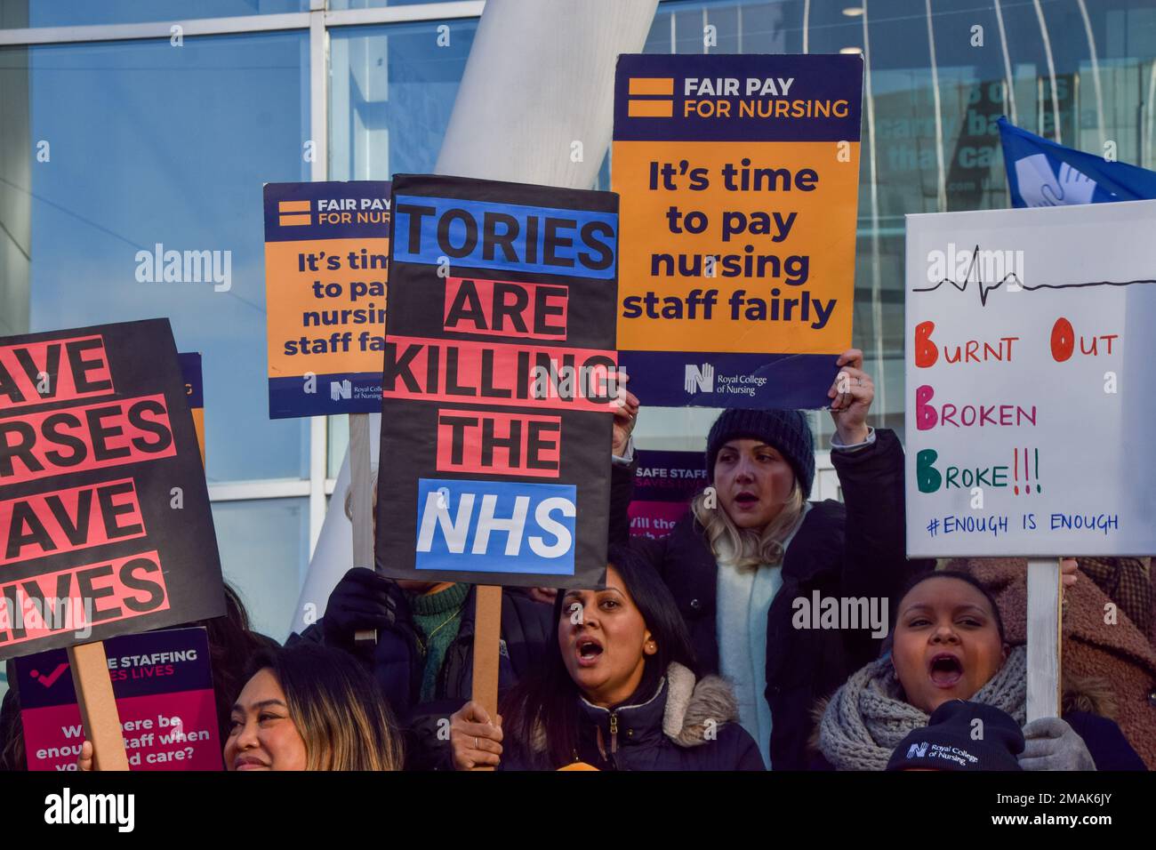 London, Großbritannien. 19. Januar 2023 Vor dem University College Hospital streiken, während Krankenschwestern in ganz Großbritannien weiter über dem Gehalt streiken. Stockfoto