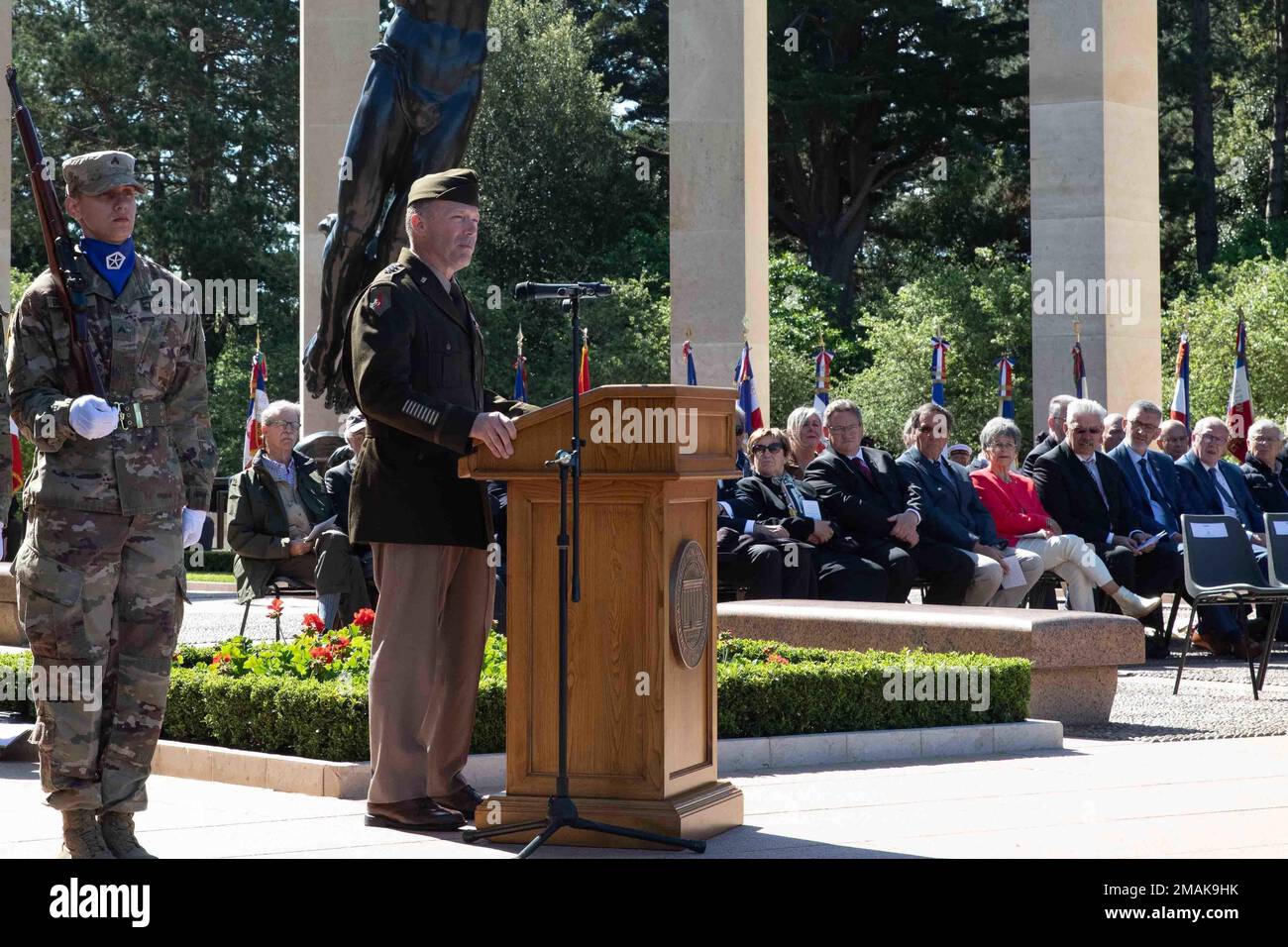 USA Army LT. General John Kolasheski, kommandierender General des V Corps, spricht während einer Zeremonie zu Ehren der gefallenen US-Truppen in Operation Overlord oder D-Day auf dem amerikanischen Friedhof der Normandie in Coleville, Frankreich, am 29. Mai 2022. Am 6. Juni 1944 stürmten mehr als 150.000 Soldaten der Alliierten den Strand der Normandie, der als größte Invasion auf See in der Geschichte bekannt ist. Etwa 4.000 Soldaten verloren ihr Leben, und die Schlacht änderte den Verlauf des Zweiten Weltkriegs. (USA Militärfoto von Staff Sgt. Alexander Skripnichuk) Stockfoto