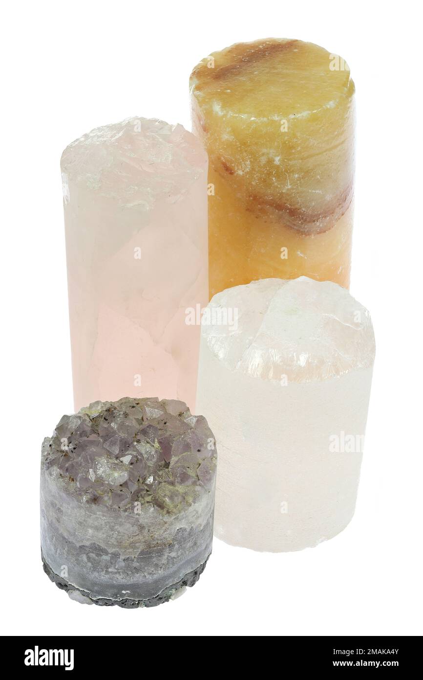 Gruppe verschiedener Bohrkerne auf weißem Hintergrund isoliert (Amethyst, Steinkristall, Orangenkalzit und Rosenquarz) Stockfoto