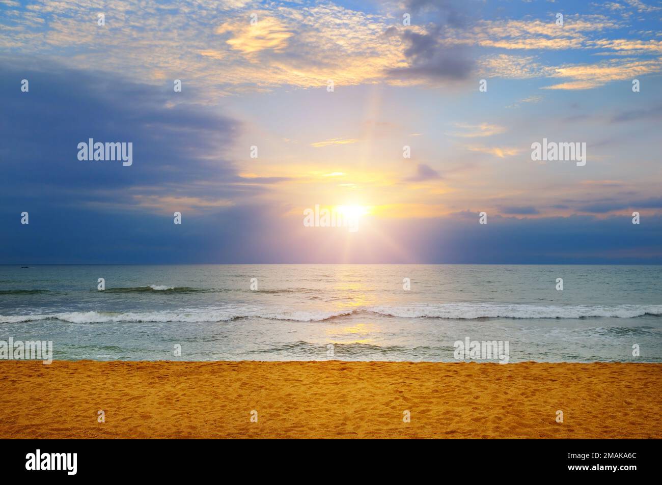 Strand des Ozeans und heller Sonnenaufgang. Wunderschöner Hintergrund. Stockfoto