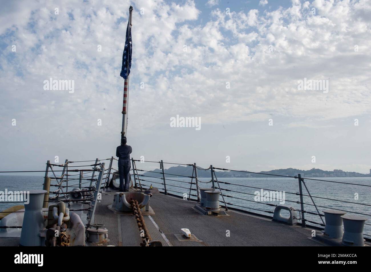 220529-N-UP745-1033 DURRES, Albanien (29. Mai 2022) Logistics Specialist 3. Class Matthew Haggerty aus Wayngott, Michigan, hebt den Union Jack in Morgenfarben an Bord des Arleigh Burke-Class Guided-Raketenzerstörers USS Jason Dunham (DDG 109) auf, während er für einen Hafenbesuch in Durres, Albanien, 29. Mai 2022 ankert. Jason Dunham ist auf einem geplanten Einsatz in den USA Marinestreitkräfte Europa Einsatzgebiet, angestellt von den USA Sechste Flotte zur Verteidigung der Interessen der USA, Allied und Partner. Stockfoto
