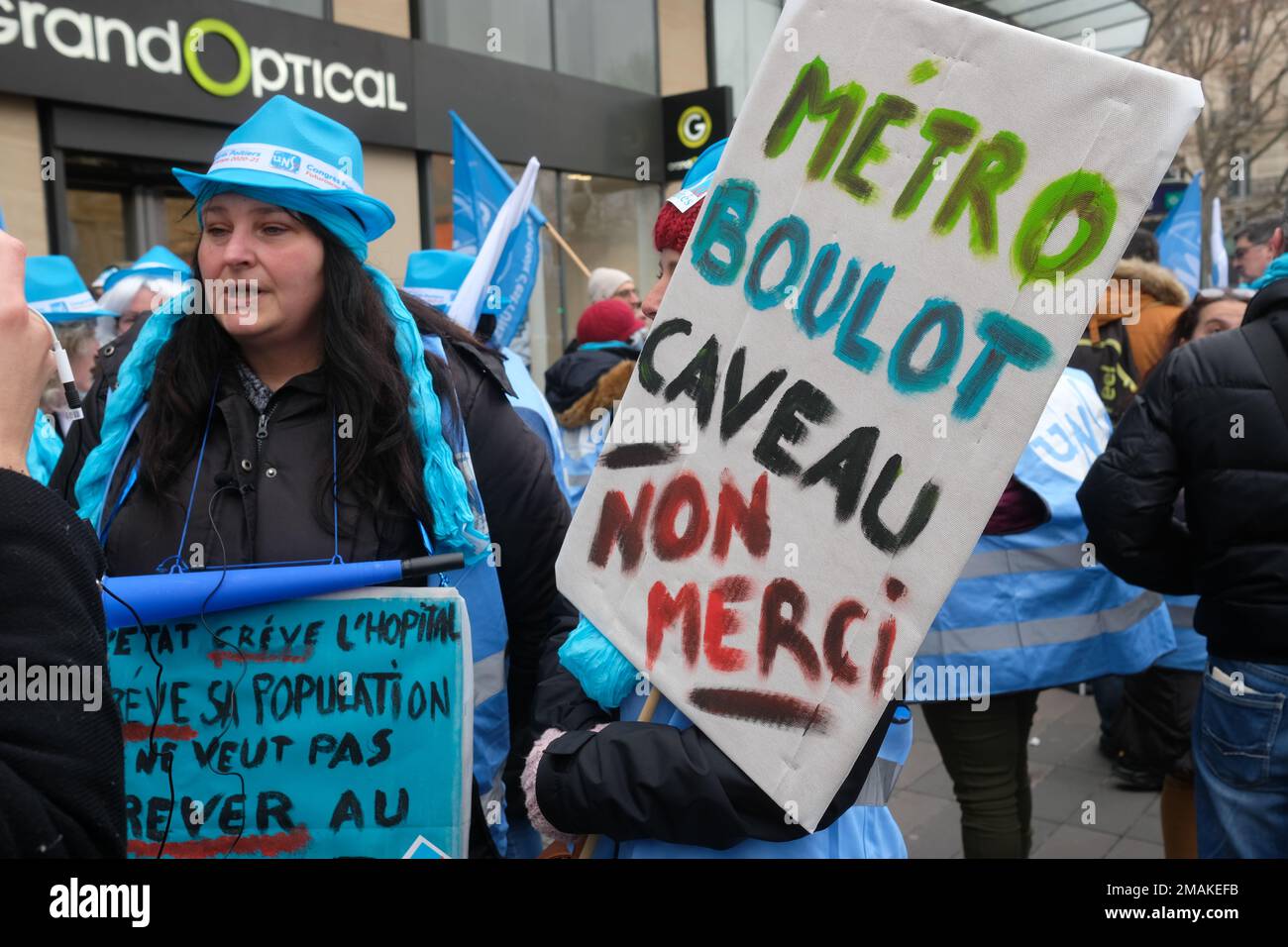 Environ 400000 personnes à Paris selon les syndicats sont venus dire NON à l'allongement de la durée de cotisation et au départ en retraite à 64 ans Stockfoto
