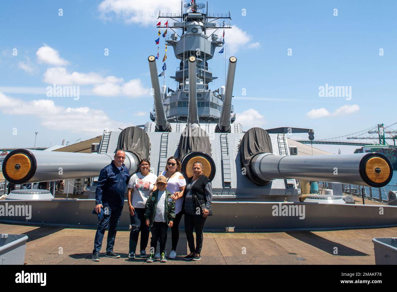 San Pedro, Kalifornien (29. Mai 2022) – Sebastian Medina (Zentrum) posiert für ein Foto mit seiner Familie an Bord des Battleship Iowa Museum als Teil eines Wunschbesuchs während der Los Angeles Fleet Week (LAFW) in San Pedro, Kalifornien, am 29. Mai 2022. LAFW ist eine Gelegenheit für die amerikanische Öffentlichkeit, ihre Navy-, Marine Corps- und Küstenwacheteams zu treffen und Amerikas Seeservice zu erleben. Während der Flottenwoche nehmen Mitglieder des Dienstes an verschiedenen gemeinnützigen Veranstaltungen Teil, präsentieren der Gemeinde Fähigkeiten und Ausrüstung und genießen die Gastfreundschaft von Los Angeles und seiner Umgebung. Stockfoto