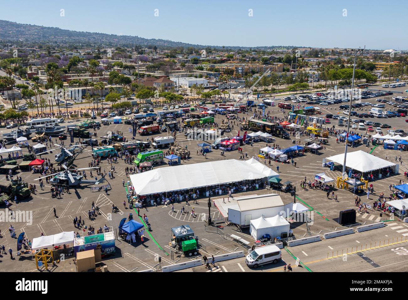 220529-N-VQ947-2001 LOS ANGELES (29. Mai 2022) – das Los Angeles Fleet Week Expo-Gebiet, aus der Sicht des Battleship Iowa Museum, 29. Mai 2022. Die LAFW bietet der amerikanischen Öffentlichkeit Gelegenheit, mit ihren Teams der Marine, des Marine Corps und der Küstenwache zusammenzutreffen und die amerikanischen Seeverkehrsdienste zu erleben. Während der Flottenwoche nehmen Mitglieder des Dienstes an verschiedenen gemeinnützigen Veranstaltungen Teil, präsentieren der Gemeinde Fähigkeiten und Ausrüstung und genießen die Gastfreundschaft von Los angles und seiner Umgebung. Stockfoto