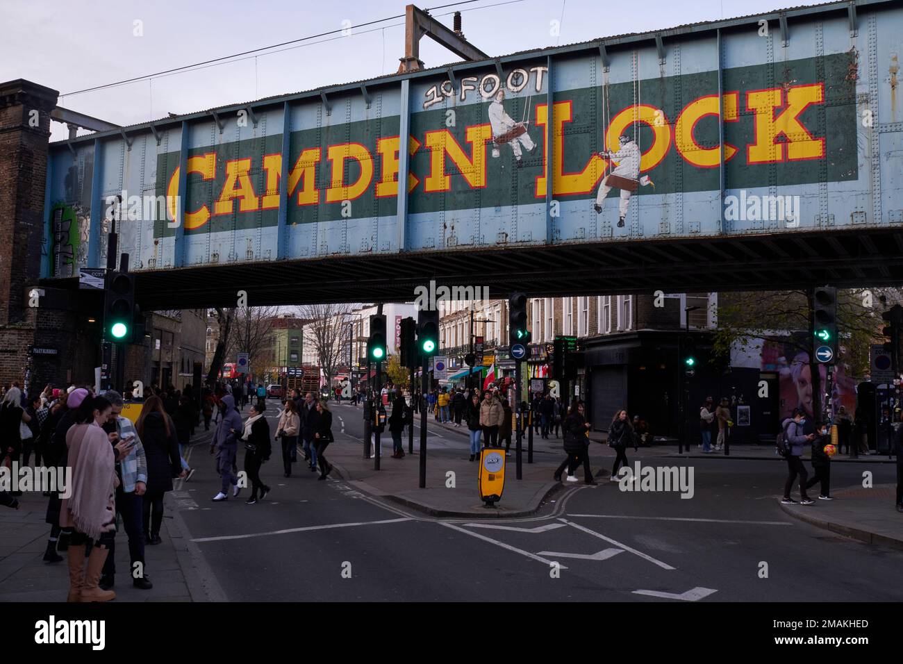Alltägliches Leben in Camden Town, unter der Camden-Lock-Brücke Stockfoto