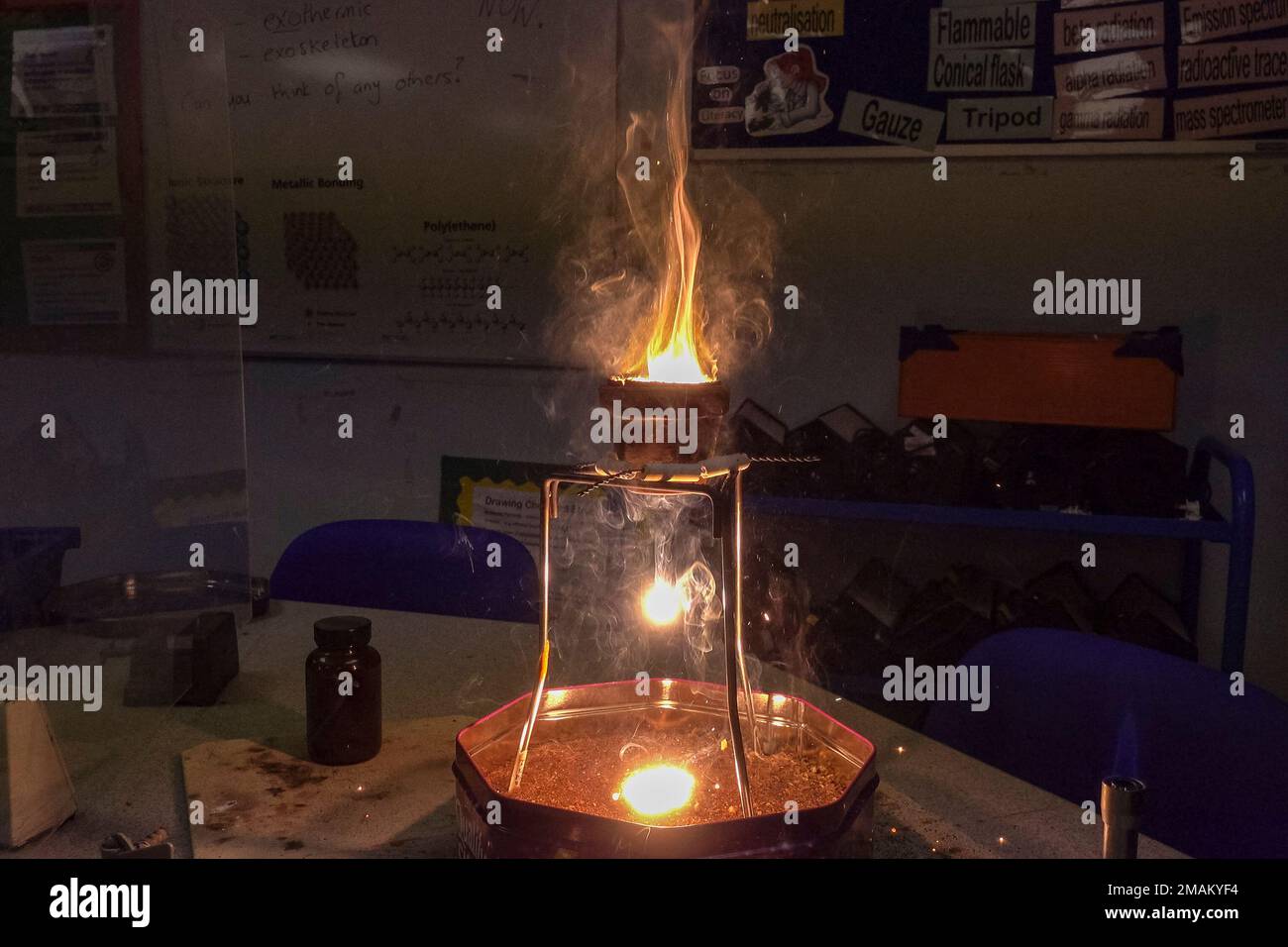 Eine Thermitreaktion (Eisen(III)-oxid und Aluminiumpulver) in einer britischen Sekundarschule (Nr. 3 der 4-Bildsequenz) – Einzelheiten siehe Hinweise) Stockfoto