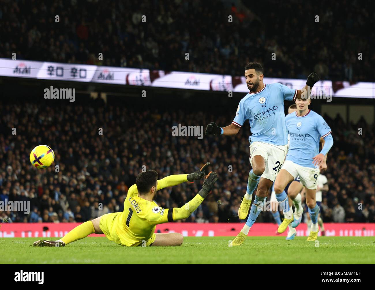 Manchester, Großbritannien. 19. Januar 2023 Riyad Mahrez von Manchester City erzielt während des Premier League-Spiels im Etihad Stadium in Manchester ihr viertes Tor. Kredit: Sportimage/Alamy Live News Stockfoto