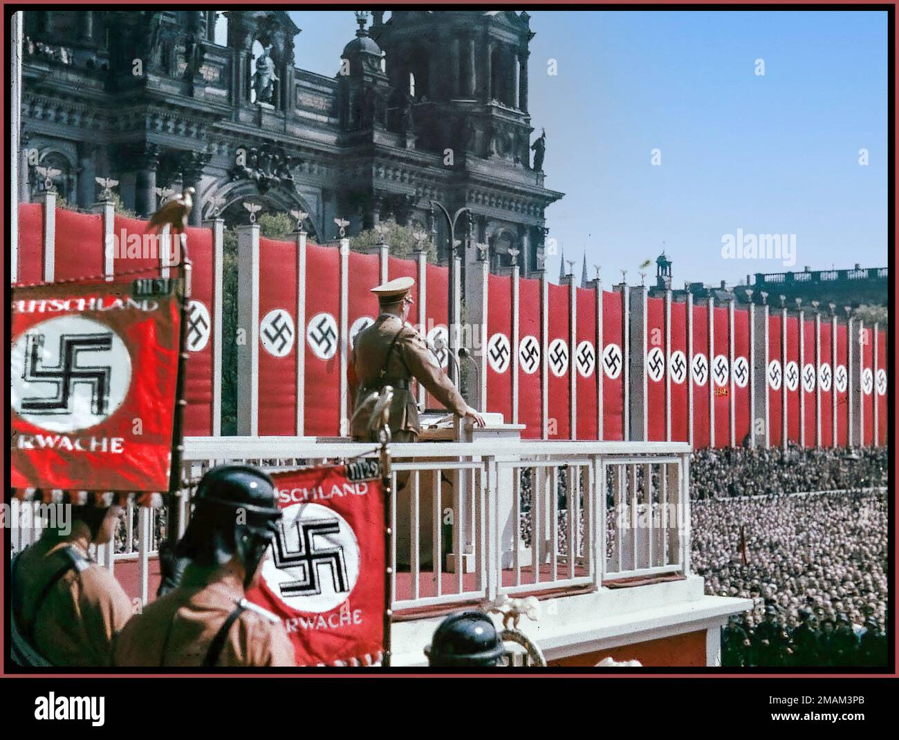 Adolf Hitler Nazi-Führer hielt eine Rede im Lustgarten Berlin Nazi-Deutschland, vor den Menschenmengen ekststischer Nazi-Anhänger im Jahr 1938 vor dem Zweiten Weltkrieg im Jahr 1939. Propaganda Swastika Banner und Deutschland Erwache Flaggen, Germany Awake sind Teil der visuellen Gelegenheit, die nationalistischen Massen weiter zu beleben. Nazideutschland Stockfoto