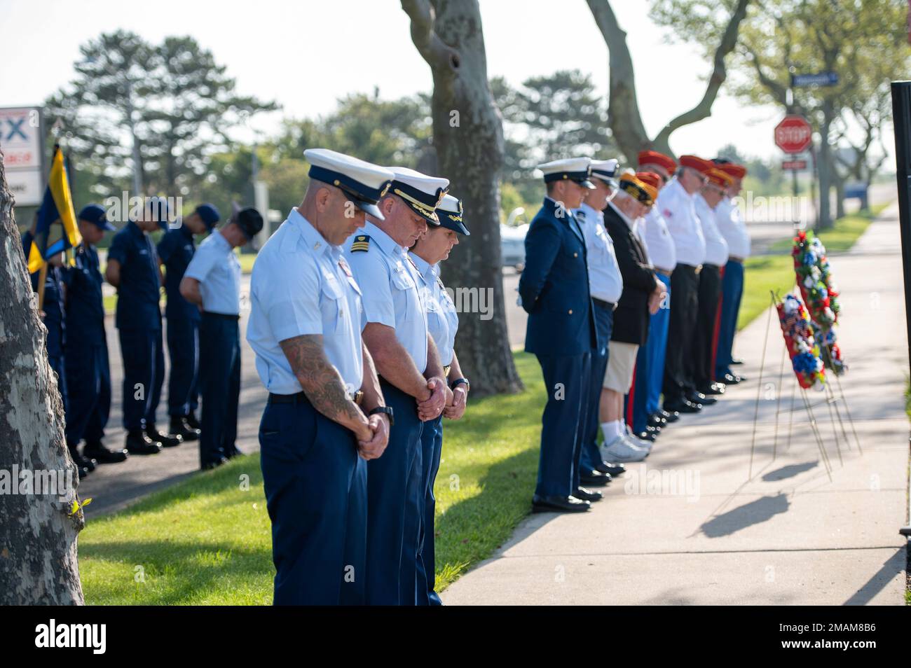 USA Das Coast Guard Training Center Cape May veranstaltet am 30. Mai 2022 eine Gedenkfeier am Stützpunkt in Cape May, N.J. An diesem Memorial Day forderte ADM. Karl Schultz, Kommandeur der Küstenwache, alle Mitglieder des Dienstes auf, unsere Landsleute zu ehren und zu gedenken, die auf dem Schlachtfeld getötet wurden oder an damit zusammenhängenden Verletzungen oder Krankheiten starben, während sie für die Wahrung der ideale der Freiheit und der Demokratie kämpften. Die Küstenwache wird sich an alle Soldaten der Vereinigten Staaten erinnern, Matrosen, Flugzeuge, Marines, Küstenwachmänner, Und Merchant Mariners, die das ultimative Opfer brachten, die ihr letztes Maß an Devotio gaben Stockfoto