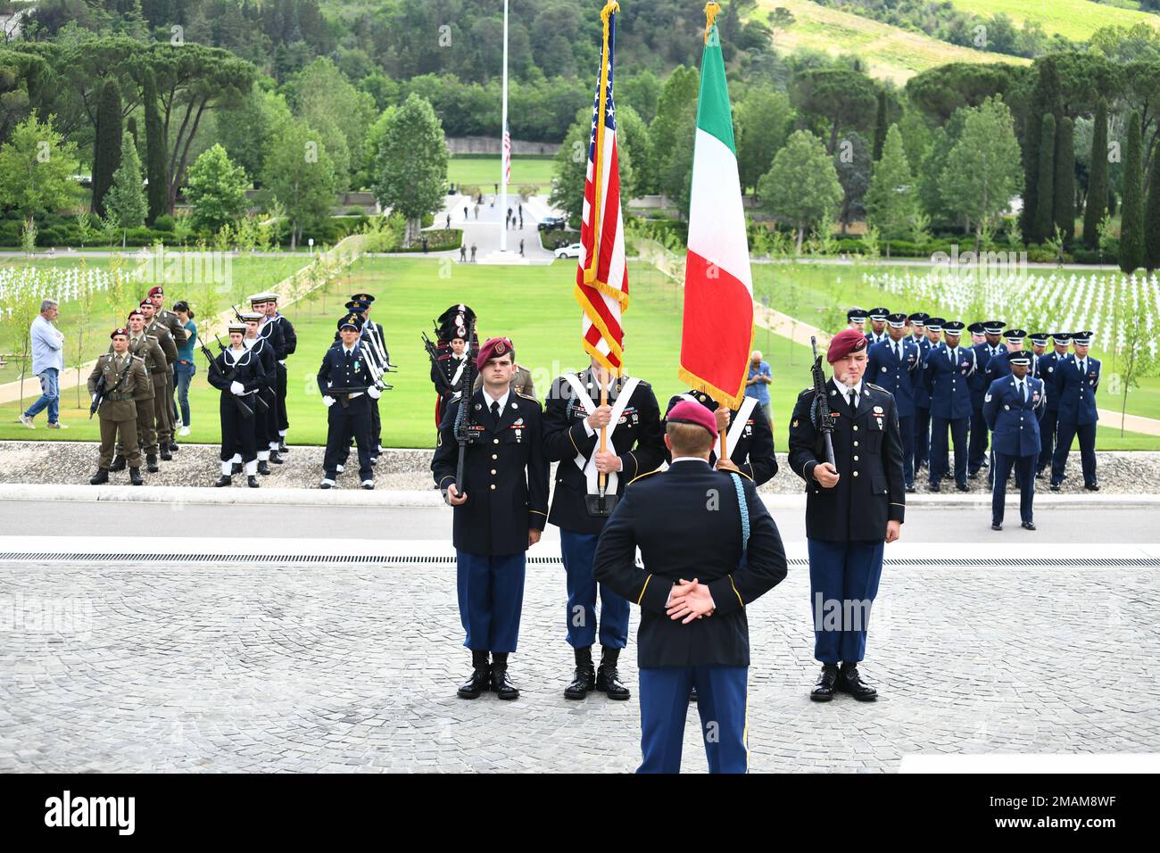 USA Militärangehörige aus den USA Army Southern European Task Force, U.S. Army Garrison Italy, Aviano Air Base, Camp Darby Military Community und Military Vaterans ehrten ihre Kameraden, die ihr Leben für unsere Freiheit verloren, auf dem Florenz Memorial Cemetery, Italien, 30. Mai 2022. Generalkonsul der Vereinigten Staaten in Florenz las Ragini Gupta die Präsidentenproklamation zur Eröffnung der Gedenkfeier. Ehrengäste waren der US-Botschafter für den Heiligen Stuhl Joseph Donnelly, die USA Army Southern European Task Force, Africa Commander und die USA Army Europe and Africa Deputy Comm Stockfoto