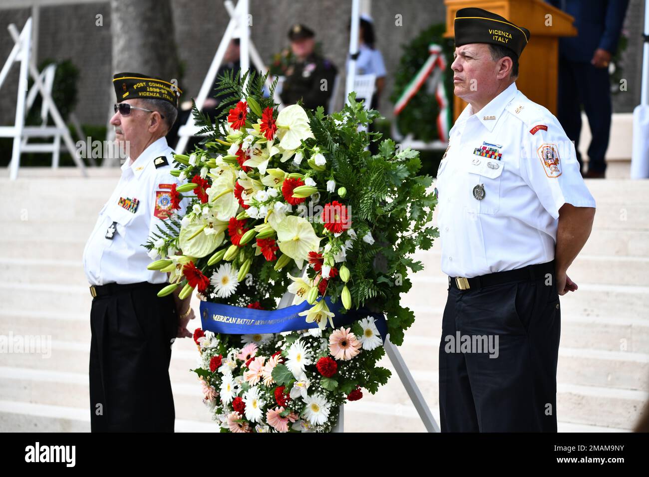 USA Militärangehörige aus den USA Army Southern European Task Force, U.S. Army Garrison Italy, Aviano Air Base, Camp Darby Military Community und Military Vaterans ehrten ihre Kameraden, die ihr Leben für unsere Freiheit verloren, auf dem Florenz Memorial Cemetery, Italien, 30. Mai 2022. Generalkonsul der Vereinigten Staaten in Florenz las Ragini Gupta die Präsidentenproklamation zur Eröffnung der Gedenkfeier. Ehrengäste waren der US-Botschafter für den Heiligen Stuhl Joseph Donnelly, die USA Army Southern European Task Force, Africa Commander und die USA Army Europe and Africa Deputy Comm Stockfoto