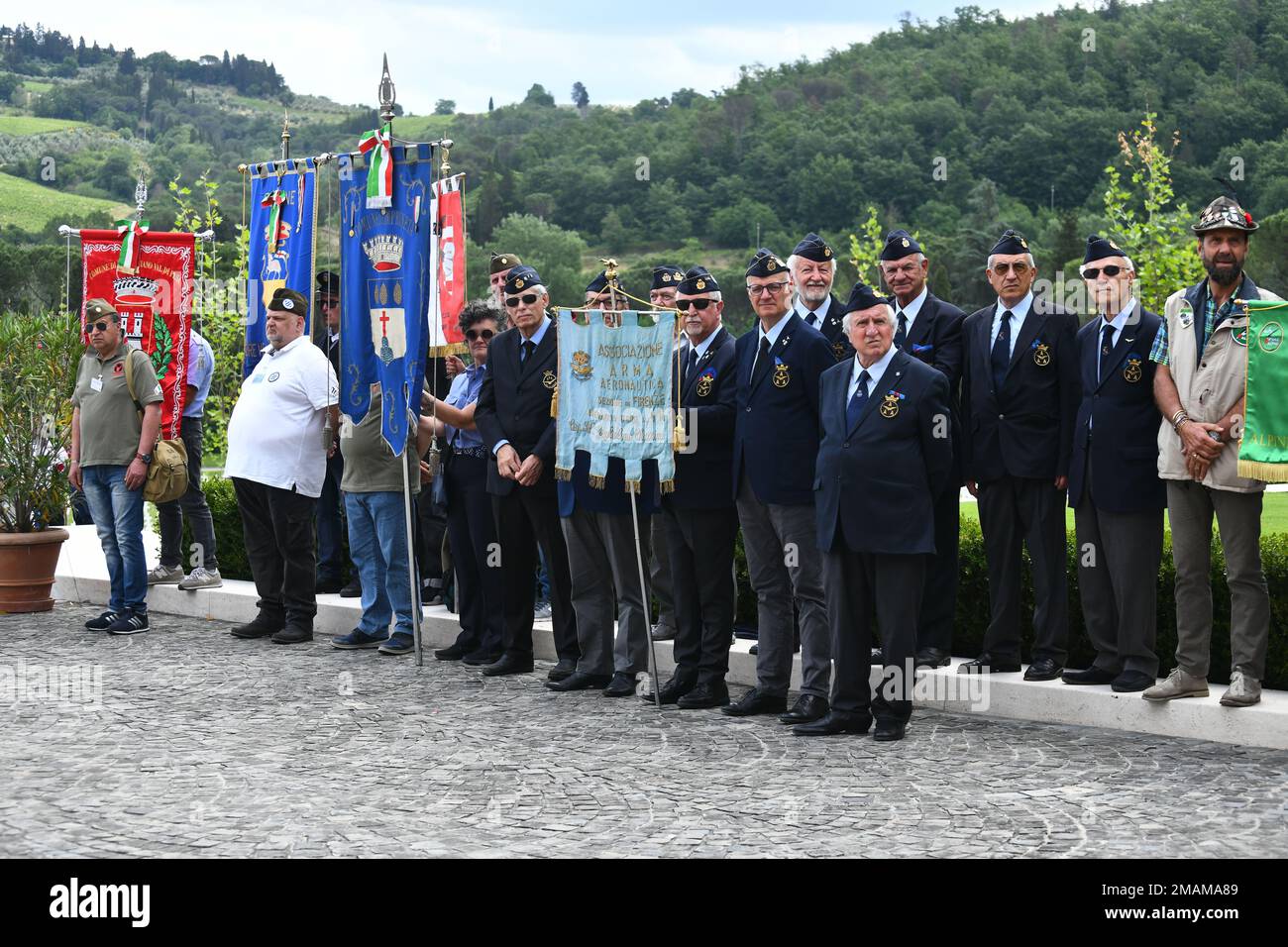 USA Militärangehörige aus den USA Army Southern European Task Force, U.S. Army Garrison Italy, Aviano Air Base, Camp Darby Military Community und Military Vaterans ehrten ihre Kameraden, die ihr Leben für unsere Freiheit verloren, auf dem Florenz Memorial Cemetery, Italien, 30. Mai 2022. Generalkonsul der Vereinigten Staaten in Florenz las Ragini Gupta die Präsidentenproklamation zur Eröffnung der Gedenkfeier. Ehrengäste waren der US-Botschafter für den Heiligen Stuhl Joseph Donnelly, die USA Army Southern European Task Force, Africa Commander und die USA Army Europe and Africa Deputy Comm Stockfoto