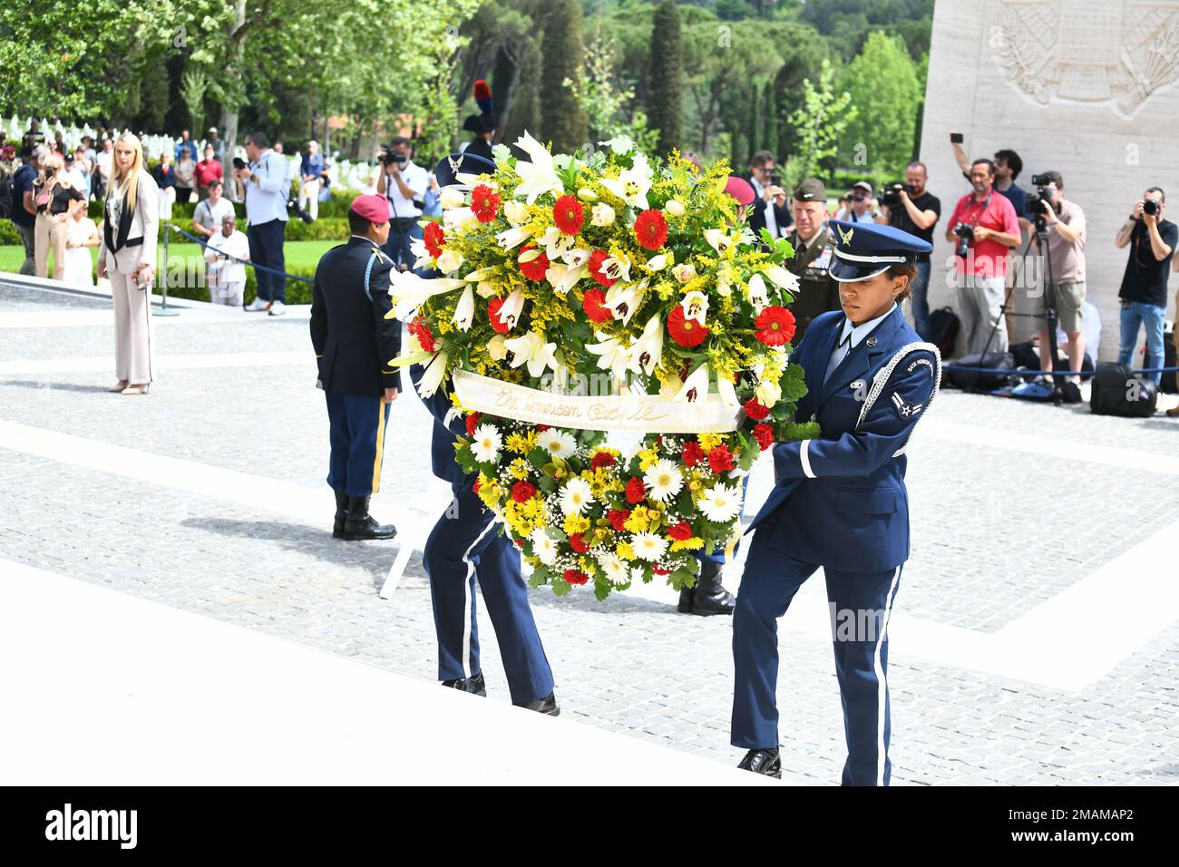 USA Militärangehörige aus den USA Army Southern European Task Force, U.S. Army Garrison Italy, Aviano Air Base, Camp Darby Military Community und Military Vaterans ehrten ihre Kameraden, die ihr Leben für unsere Freiheit verloren, auf dem Florenz Memorial Cemetery, Italien, 30. Mai 2022. Generalkonsul der Vereinigten Staaten in Florenz las Ragini Gupta die Präsidentenproklamation zur Eröffnung der Gedenkfeier. Ehrengäste waren der US-Botschafter für den Heiligen Stuhl Joseph Donnelly, die USA Army Southern European Task Force, Africa Commander und die USA Army Europe and Africa Deputy Comm Stockfoto