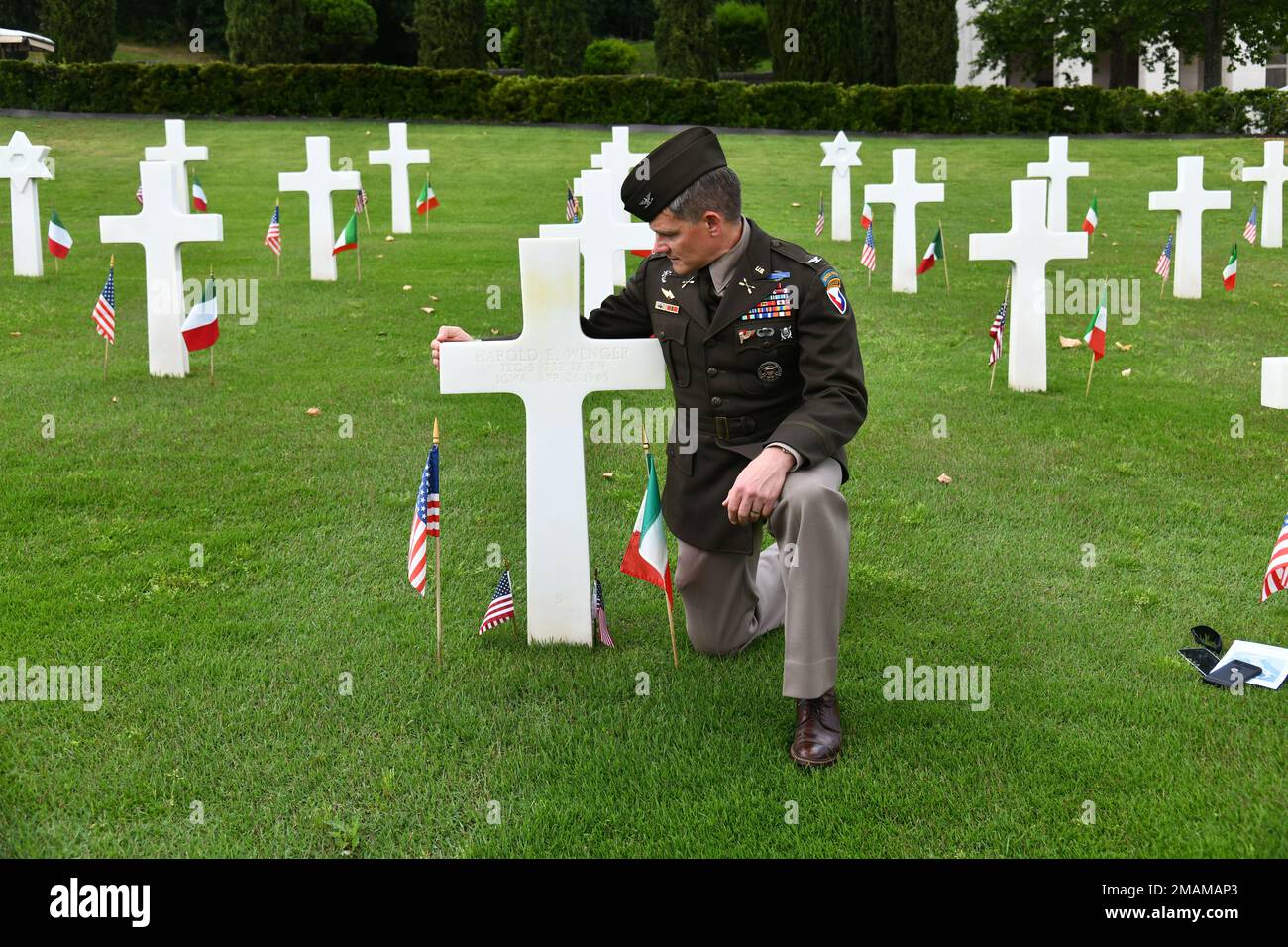 USA Militärangehörige aus den USA Army Southern European Task Force, U.S. Army Garrison Italy, Aviano Air Base, Camp Darby Military Community und Military Vaterans ehrten ihre Kameraden, die ihr Leben für unsere Freiheit verloren, auf dem Florenz Memorial Cemetery, Italien, 30. Mai 2022. Generalkonsul der Vereinigten Staaten in Florenz las Ragini Gupta die Präsidentenproklamation zur Eröffnung der Gedenkfeier. Ehrengäste waren der US-Botschafter für den Heiligen Stuhl Joseph Donnelly, die USA Army Southern European Task Force, Africa Commander und die USA Army Europe and Africa Deputy Comm Stockfoto