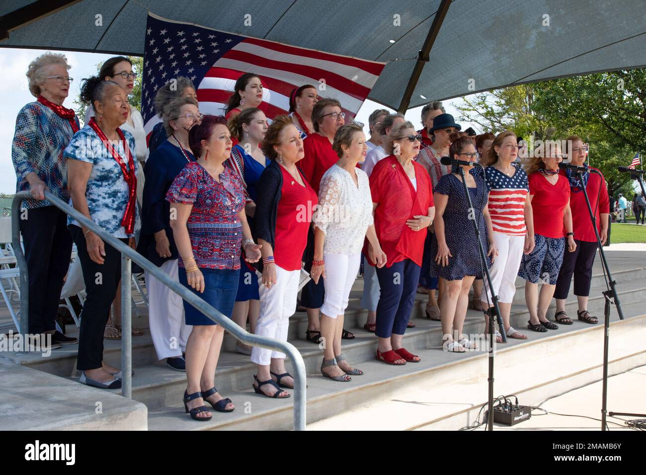 Mitglieder des Alamo Metro Chorus singen während der Memorial Day Zeremonie auf dem Fort Sam Houston Cemetery auf der Joint Base San Antonio - Fort Sam Houston, Texas, 30. Mai 2022. Die Gedenkfeier wurde zu Ehren aller gefallenen Militärangehörigen abgehalten, die während ihres Dienstes in den USA starben Streitkräfte. Stockfoto