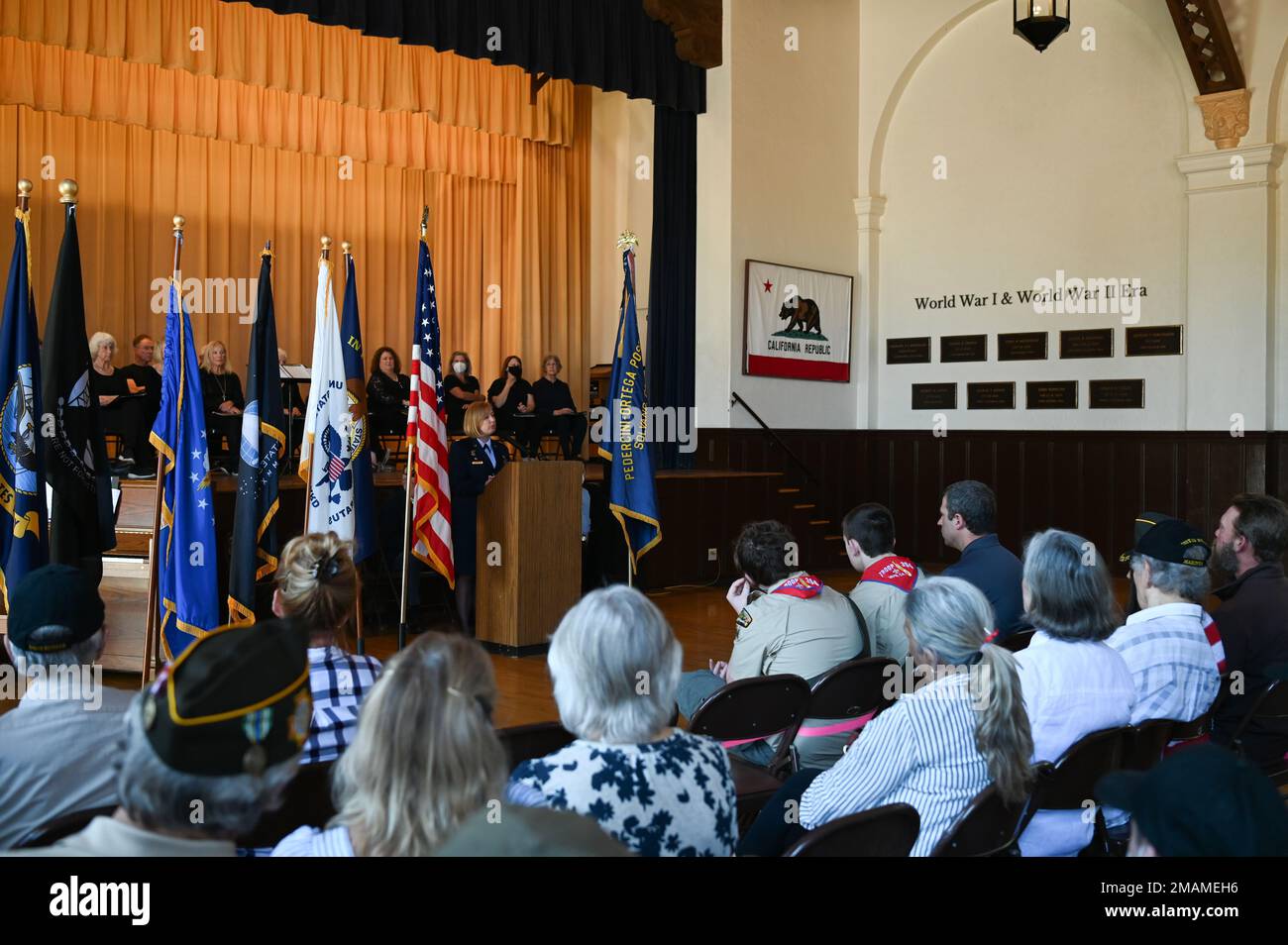 USA Oberst der Luftwaffe Jessica R. Spitler, 30. Kommandeur der Medizinischen Gruppe, begrüßt Gäste in der Solvang Veterans Memorial Hall zum Gedenktag in Solvang, Kalifornien, am 30. Mai 2022. Der Gedenktag wurde ursprünglich in den Jahren nach dem Bürgerkrieg als Dekorationstag bezeichnet und wurde dann 1971 zu einem offiziellen Feiertag. Stockfoto