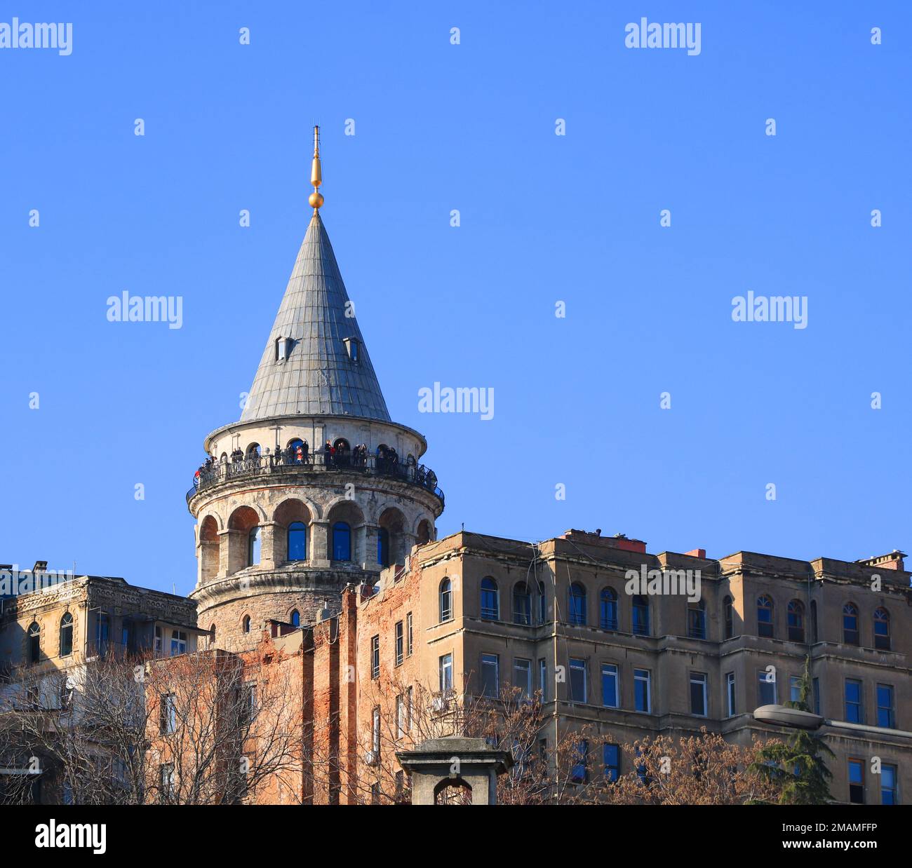 Touristen auf dem mittelalterlichen Galataturm im sonnigen Istanbul Stockfoto