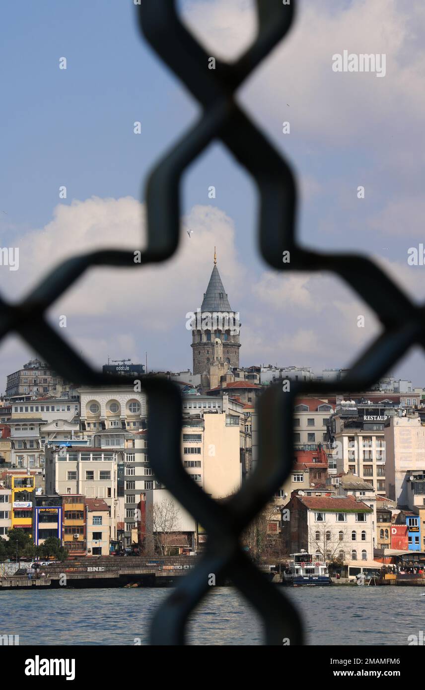 Der Galataturm durch die Galatabrücke in Istanbul Stockfoto