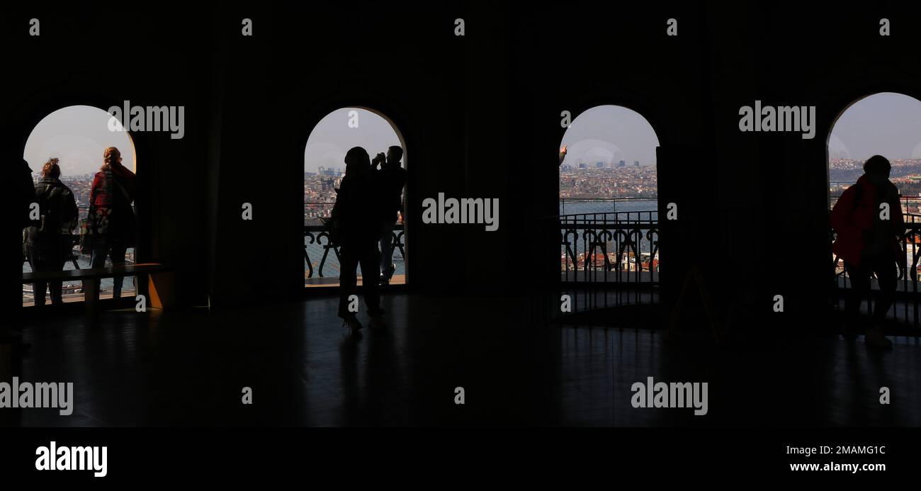 Touristen beobachten Istanbul auf dem Balkon des Galata Towers. Ein Foto wurde im Inneren des Turms gemacht. Stockfoto