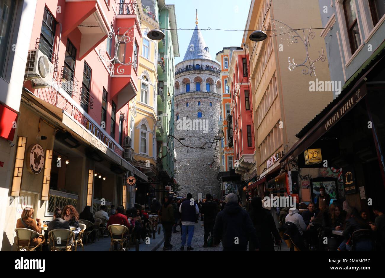 Historische Holzhäuser und der Galataturm in der Serdari Ekrem Straße, Istanbul Stockfoto