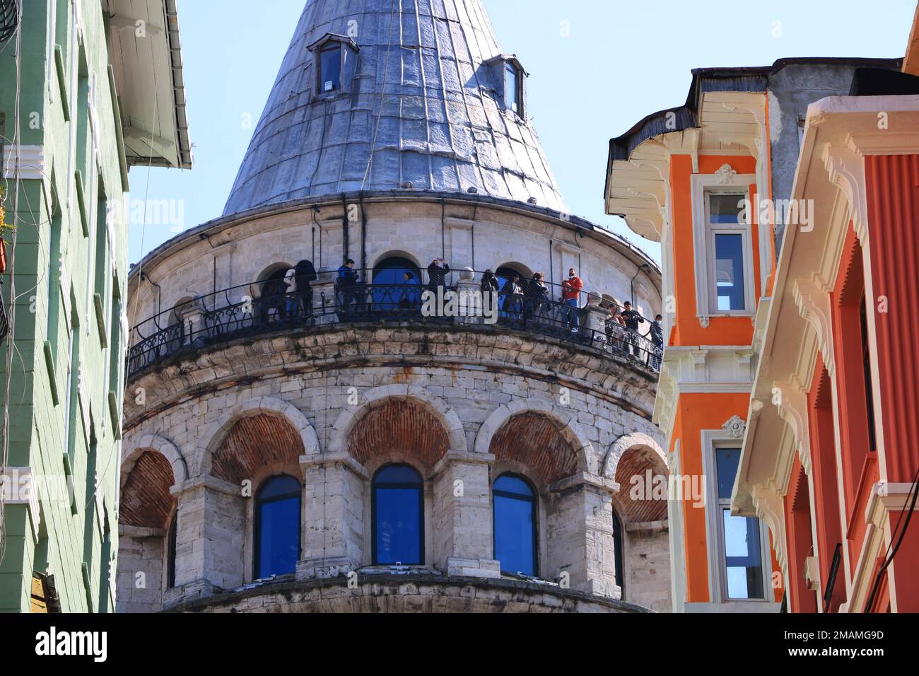 Historische Holzhäuser und der Galataturm in der Serdari Ekrem Straße, Istanbul Stockfoto