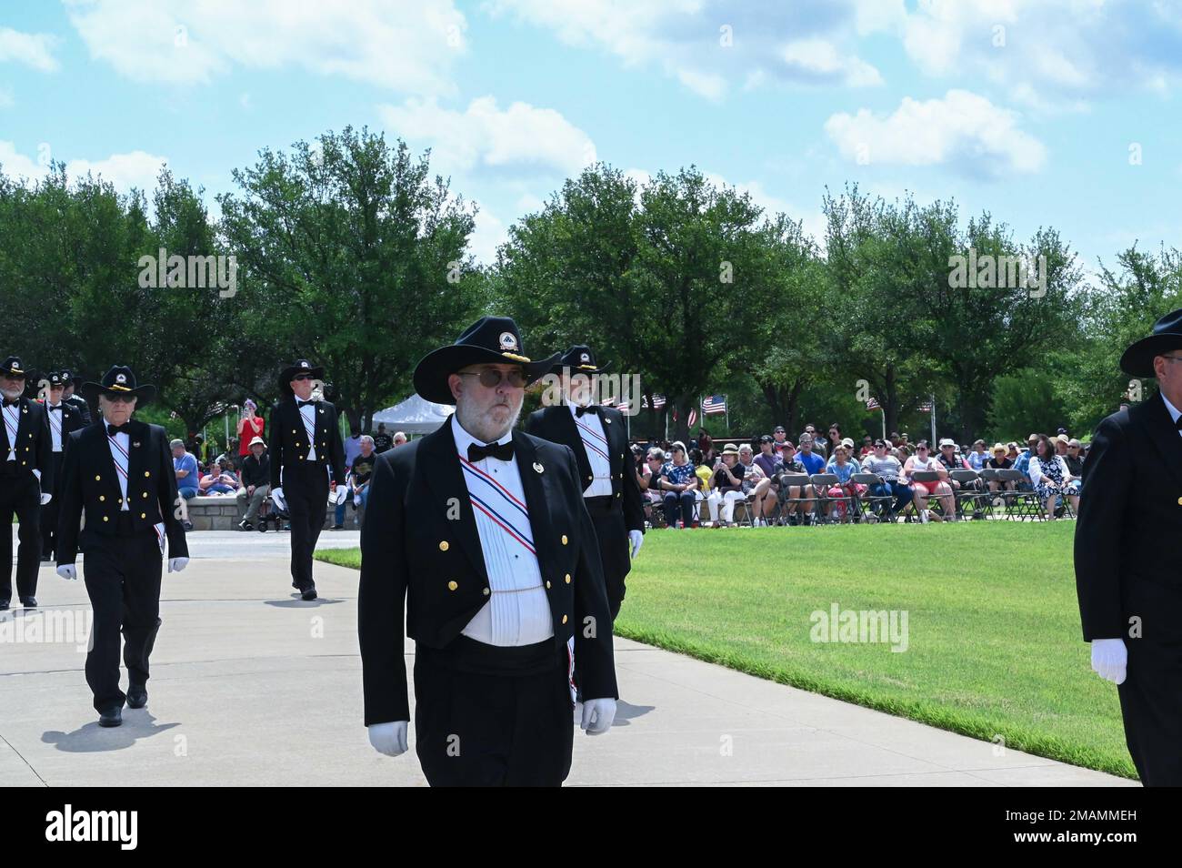 Die Zeremonialgarde der Texas National Cemetery Foundation führt am Memorial Day eine Kranzniederlegung auf dem Dallas-Fort Worth National Cemetery am 30. Mai 2022 durch. 10 AF, 301 FW, Memorial Day, Reserveresistent, TNCF, Stockfoto