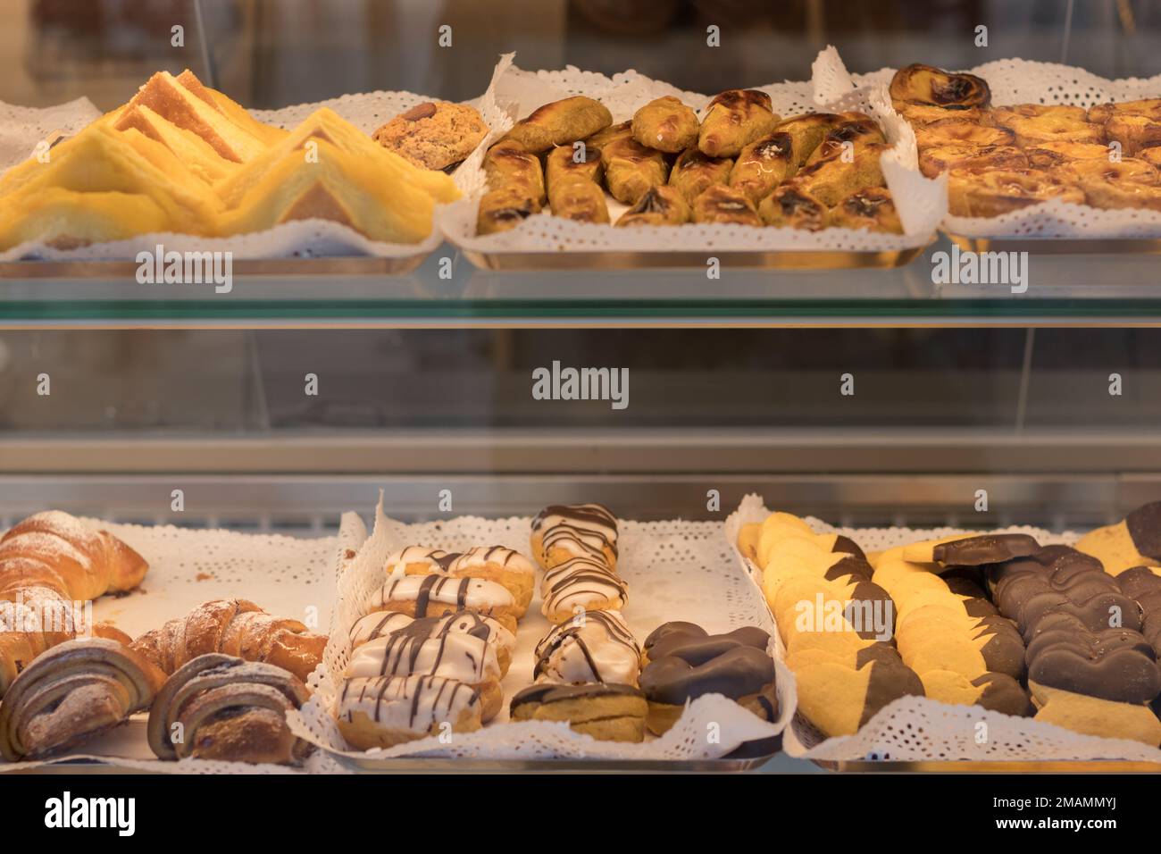 Schokoladencroissants und anderes Gebäck auf der Theke in der Konditorei. Frisches Gebäck. Süße Desserts. Verkauf von Süßwaren. Stockfoto